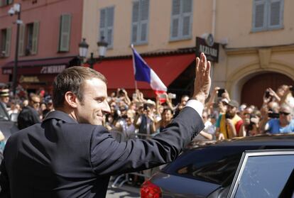 El presidente de Francia Emmanuel Macron saluda a su llegada a los actos de conmemoración en Niza.