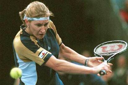 Steffi Graf, en un partido contra Kournikova en 1998.