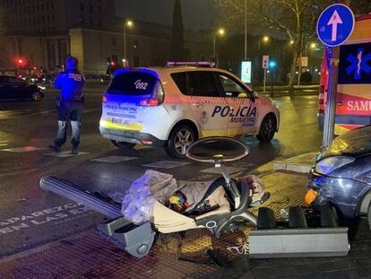 Isleta peatonal donde una familia ha sido atropellada en Madrid. 