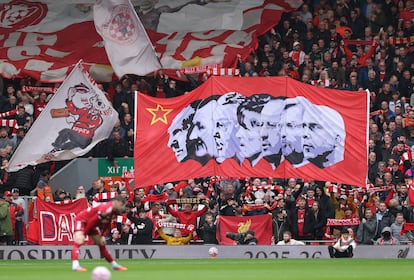 Grada The Kop, esta temporada en un Liverpool-Everton