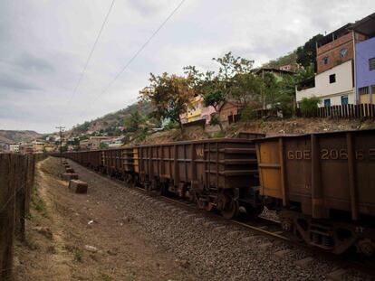 Decenas de trenes cargados de mineral de hierro enlazan a diario las minas con el puerto de Vitoria, pasando por decenas de localidades habitadas como esta, Baixo Guandu.