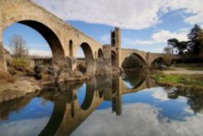 Puente de Besal&uacute;, localidad de la comarca de La Garrotxa.