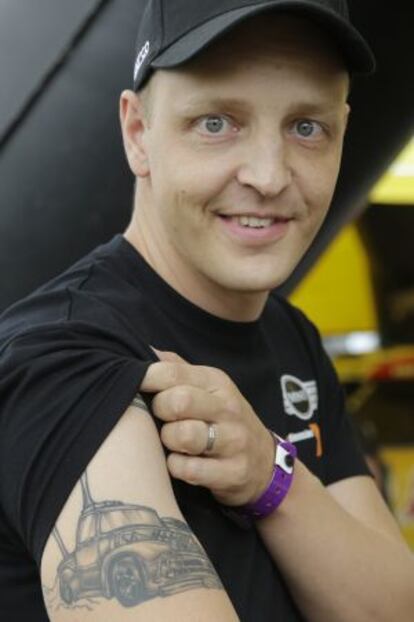 Hirvonen, muestra un tatuaje en su brazo.