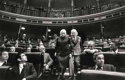 Dolores Ibárruri 'Pasionaria' y Rafael Alberti, en la primera sesión de las Cortes democráticas celebradas en el Congreso de los Diputados en 1977.