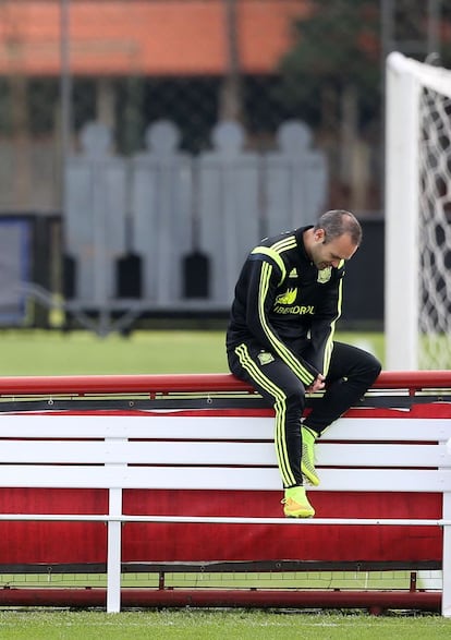 Iniesta, reflexivo, antes del entrenamiento.