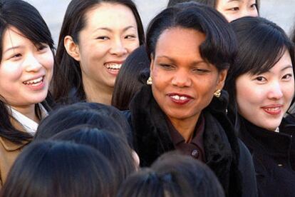 Condoleezza Rice es recibida ayer por un grupo de estudiantes en el aeropuerto militar de Seúl.
