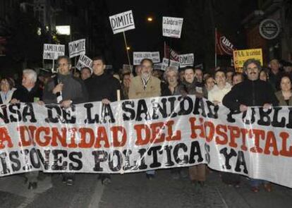 Cabeza de la manifestación. En el centro, de brazos cruzados, el doctor Montes. A su izquierda, el alcalde Leganés, Rafael Gómez Montoya