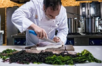 Ángel León presentando su propuesta gastronómica para el programa 'La Última Cena' del canal Historia.