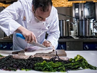 Ángel León presentando su propuesta gastronómica para el programa 'La Última Cena' del canal Historia.