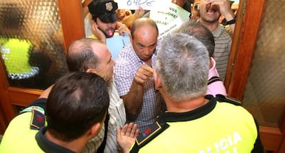 Protesta de trabajadores municipales en el interior del Ayuntamiento de Córdoba.