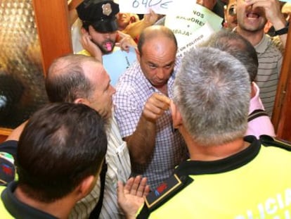 Protesta de trabajadores municipales en el interior del Ayuntamiento de Córdoba.