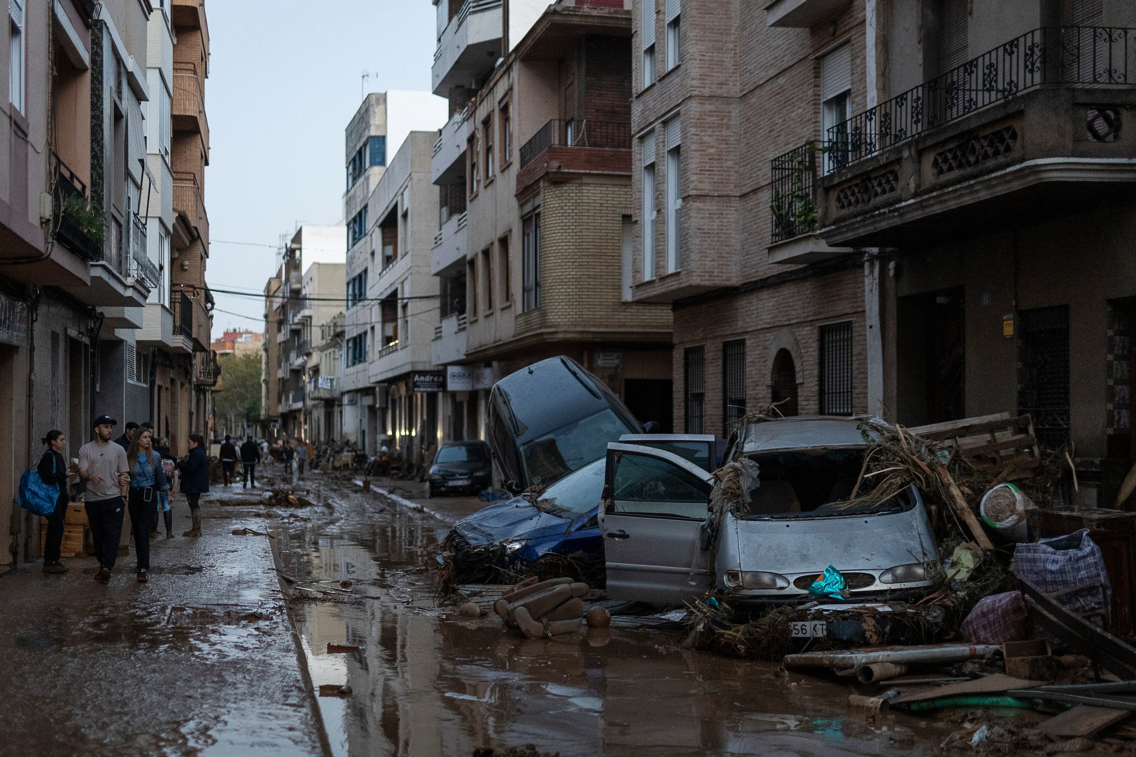 La riada de Aldaia arrasa coches y anega domicilios: “Hemos perdido la casa, lo hemos perdido todo” 