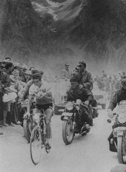 Federico Bahamontes durante una ascensión al Tourmalet.