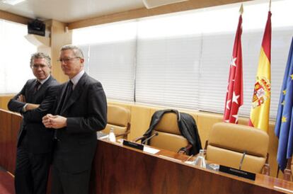 Alberto Ruiz-Gallardon, junto a Francisco Granados, momentos antes de su comparecencia en la comisión de duplicidades.