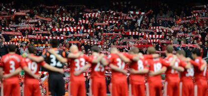 Los jugadores del Liverpool se abrazan ante el público, en un homenaje a las víctimas rendido el pasado 7 de abril