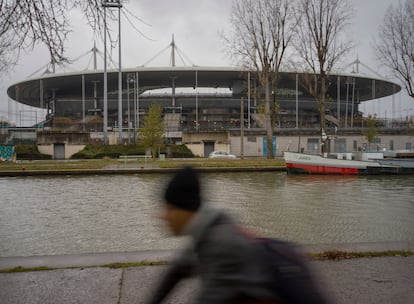 El Stade de France, donde se celebrarán las pruebas de atletismo de los JJ OO, y uno de los canales del extrarradio de París