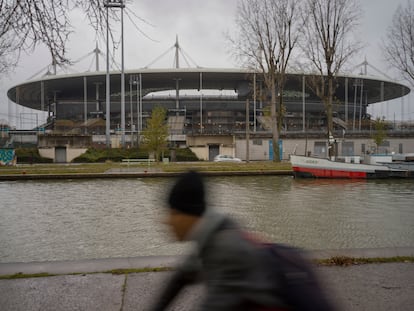 El Stade de France, donde se celebrarán las pruebas de atletismo de los JJ OO, y uno de los canales del extrarradio de París