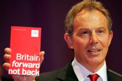 Tony Blair muestra el programa electoral laborista ayer en Londres.