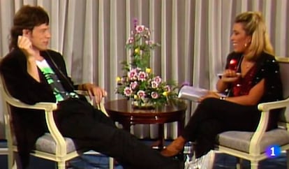 Están sonriendo, pero aquello fue una de las grandes peleas de la historia de la televisión en España. La actitud de Mick Jagger convirtió la entrevista en un mal trago para la periodista, Pilar Trenas.