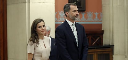Los Reyes Felipe VI y Letizia en la Real Academia Espa&ntilde;ola (RAE), este jueves. 
