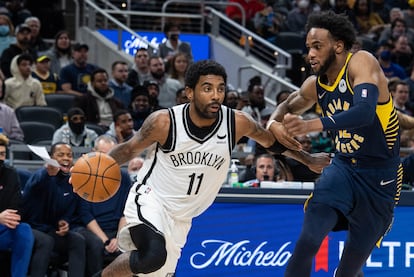 Kyrie Irving, junto a Brissett, en el partido de su reaparición entre Indiana y Brooklyn.