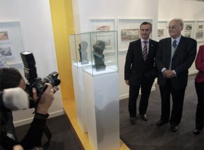 Juan Carlo Usero López y el decorador Gil Parrondo durante la inauguración de la exposición.