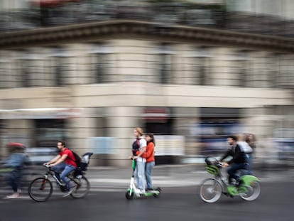 Un patinete de alquiler en una calle de París, en 2019.