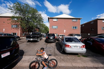 Un niño anda en bicicleta entre edificios del complejo de apartamentos The Edge at Lowry, en Aurora, Colorado, el 3 de septiembre de 2024.