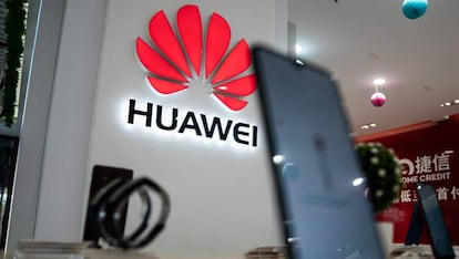 Un logo de Huawei junto a un móvil de la compañía con Android en una tienda en Pekín. 