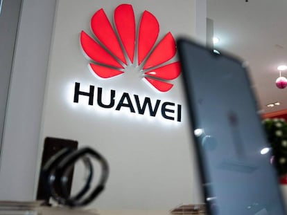 Un logo de Huawei junto a un móvil de la compañía con Android en una tienda en Pekín. 