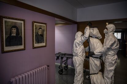 Trabajadores de la empresa de servicios funerarios Mémora retiran el cuerpo de Teodora Ros Plana, sor Ros, de 103 años, fallecida por covid-19 en el convento de Llar Verge de Gracia. Barcelona, 5 de octubre de 2020. Esta foto forma parte del reportaje: 'Éxitus'.