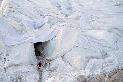 Sábanas blancas cubren parte del glaciar del Ródano para prevenir su deshielo, en el Puerto de Furka, Suiza. El glaciar del Ródano, el más grande de los Alpes uraneses, ha sido cubierto con mantas especiales para evitar que se derrita.