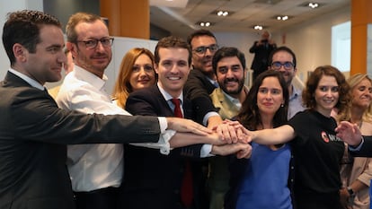 El entonces candidato a presidir el PP, Pablo Casado (tercero por la izquierda), durante la presentación de avales en la sede del partido en Madrid, en 2018. A la izquierda, Teodoro García Egea. A la derecha, Isabel Díaz Ayuso.