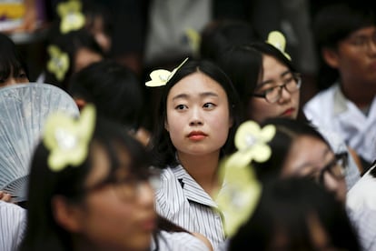Jóvenes estudiantes se adornan con horquillas en forma de mariposa durante la manifestación frente a la embajada de Japón en Seúl el pasado miércoles 22 de julio de 2015, pocos días antes de la conmemoración del 70 aniversario de la II Guerra Mundial.