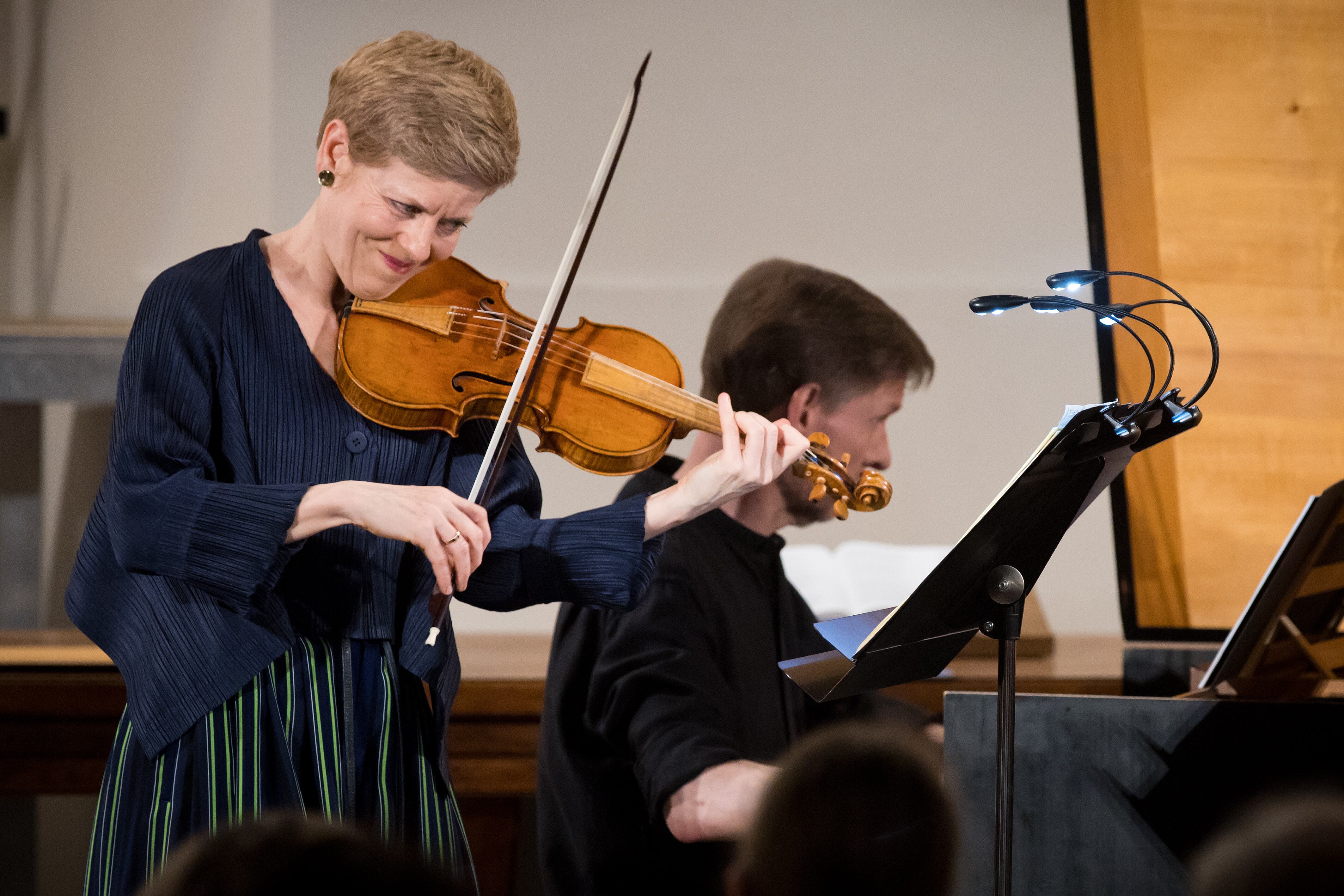 Isabelle Faust y Kristian Bezuidenhout durante su interpretación de las Sonatas para violín y clave de Bach en al Evangelisch Reformierte Kirche.
