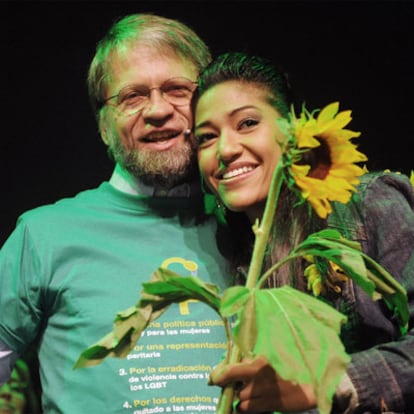 Antanas Mockus con una seguidora durante un acto de su campaña electoral, el martes en Bogotá.