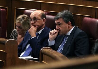 El portavoz del PNV en el Congreso, Aitor Esteban (derecha), durante el discurso de Pedro Sánchez. 