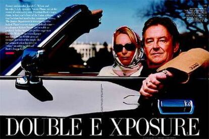 Valerie Plame y su marido, Joseph Wilson, posan en su Jaguar descapotable para la revista <i>Vanity Fair,</i> en 2003.