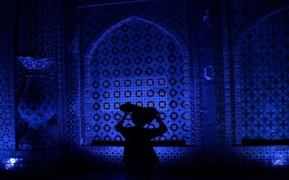 Un hombre afgano camina por el patio del santuario Hazrt-e-Ali o mezquita Azul uno de los días del Ramadán, en Mazar-i-Sharif, Afganistán. 9 de julio de 2014.