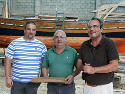 Miguel Jesús Gago, Manuel Mougán y Marcelino Abuín, los tres artífices de la reconstrucción del galeón.