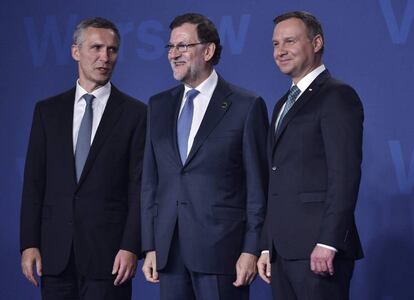 Desde la izquierda, Jens Stoltenberg, Mariano Rajoy y Andrzej Duda, este viernes. 