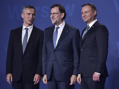 Desde la izquierda, Jens Stoltenberg, Mariano Rajoy y Andrzej Duda, este viernes. 