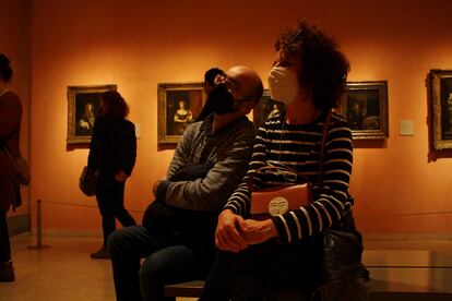 Daniel Manrique y Virginia López en una de las salas del Museo Thyssen-Bornemisza