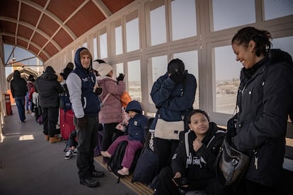 Migrantes esperan para iniciar la solicitud de asilo, en Ciudad Juárez, en Chihuahua (México), el 18 de enero de 2025.