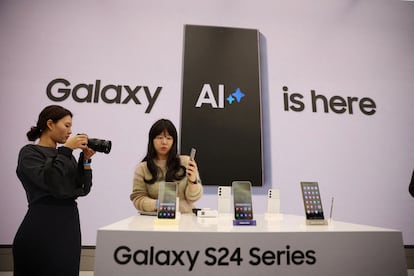 Los nuevos móviles Galaxy S24 en una tienda de Samsung en Seúl, Corea.