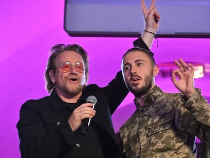 El cantante Bono y el militar Taras Topolia, en el metro de Kiev.