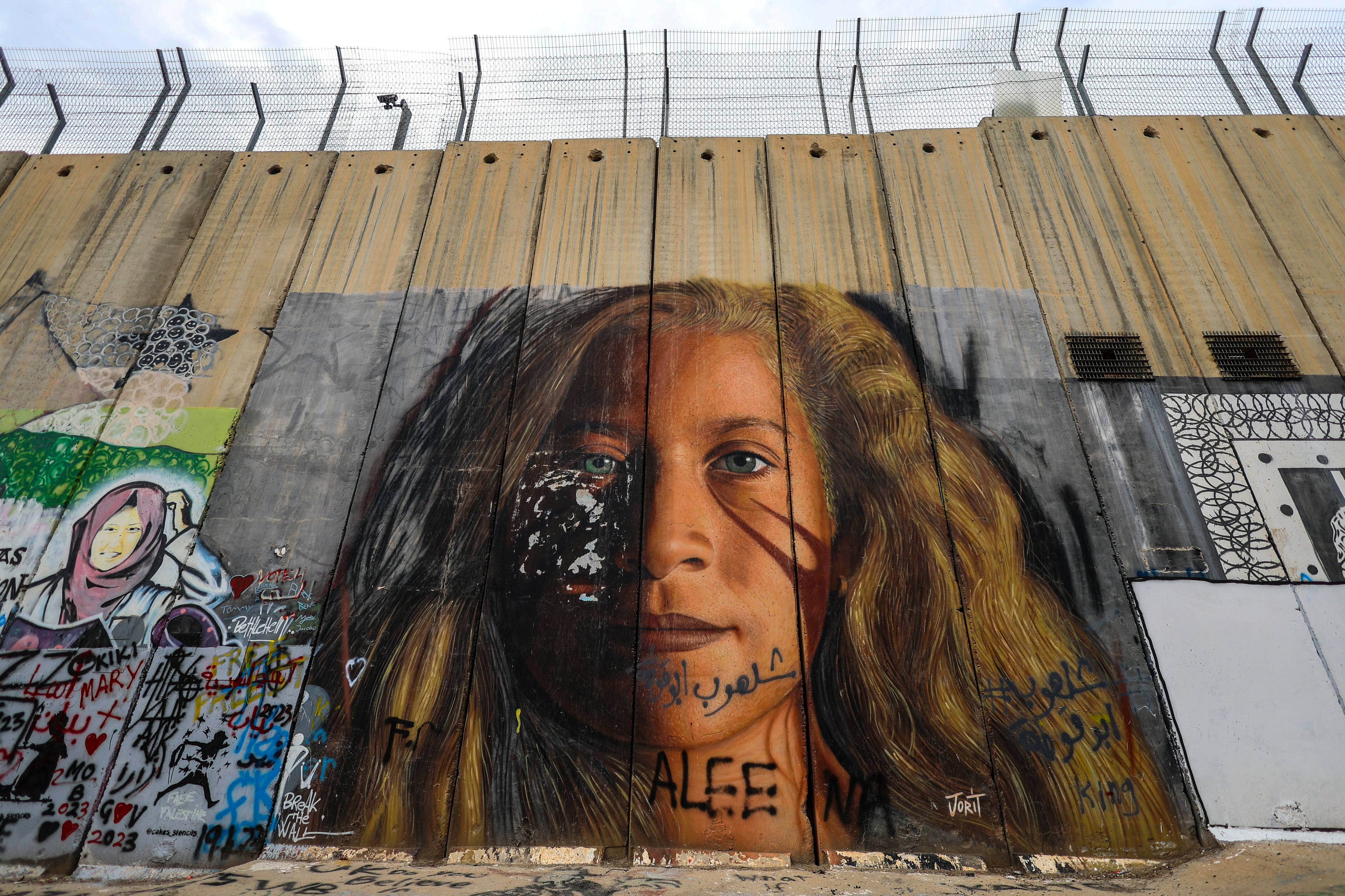 Imagen de la activista palestina Ahed Tamimi, en el muro israelí, en el campo de refugiados de Aida en Belén, Cisjordania.  