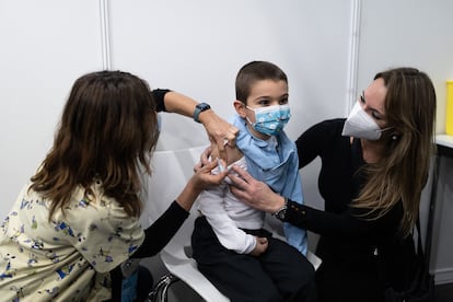 Pau, de seis años, se vacuna contra la covid en Barcelona