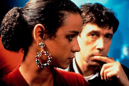 Si echamos la vista atrás, uno de los primeros hombres que nos engañó como mujer fue el actor Jaye Davidson. Su papel en Juego de lágrimas le valió una nominación al Óscar. Ahora ya está retirado y tiene una apariencia mucho más convencional y masculina.