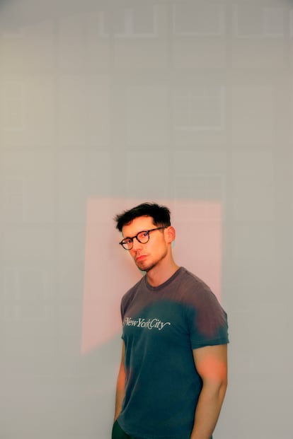 El diseñador Erdem Moralıoğlu, retratado en su estudio de Whitechapel, en Londres.